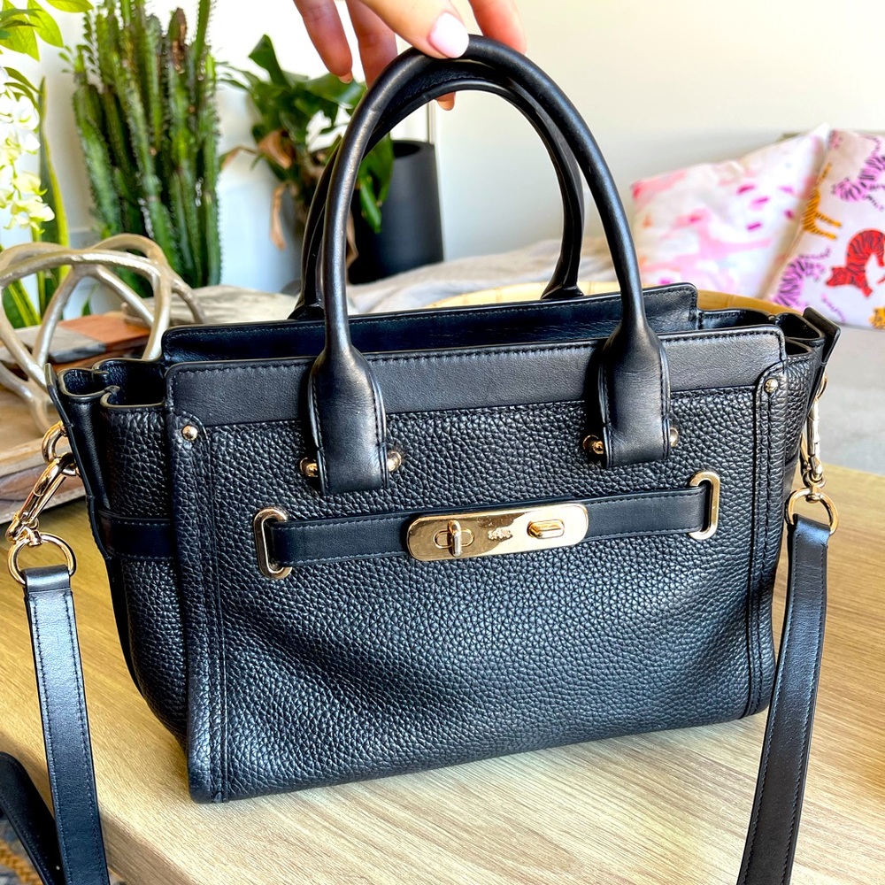 EUC Coach Swagger 27 Black Pebbled Leather with Gold Hardware Crossbody Satchel